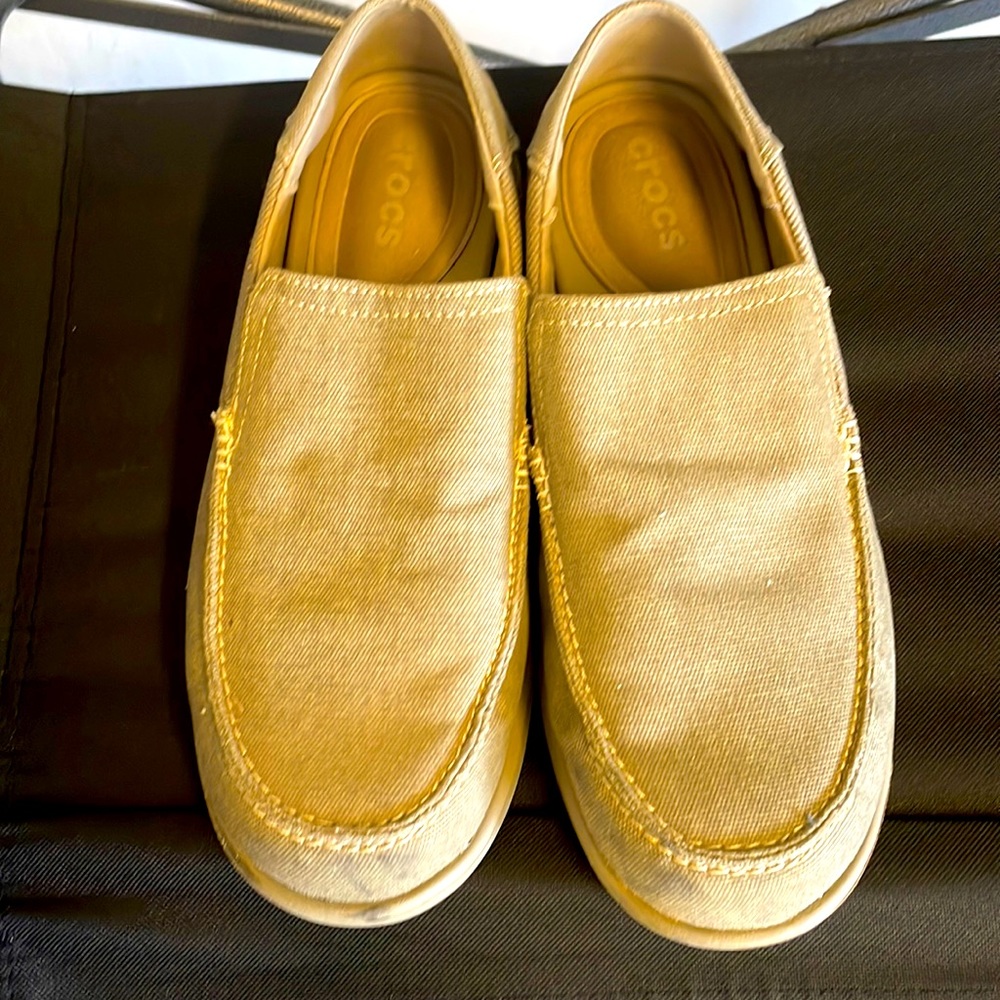 Size medium/ 11 tan Croc shoes.